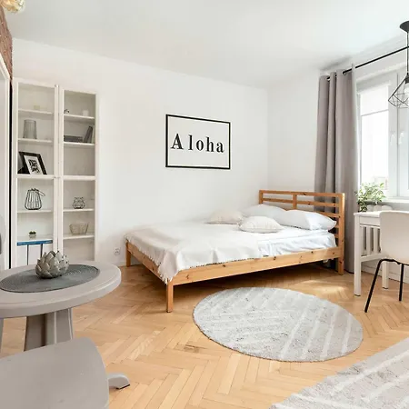Апартаменты Bright With Desk Ideal For Remote Work By Renters