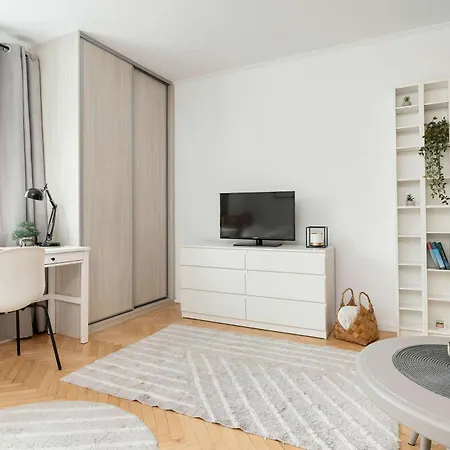 Апартаменты Bright With Desk Ideal For Remote Work By Renters
